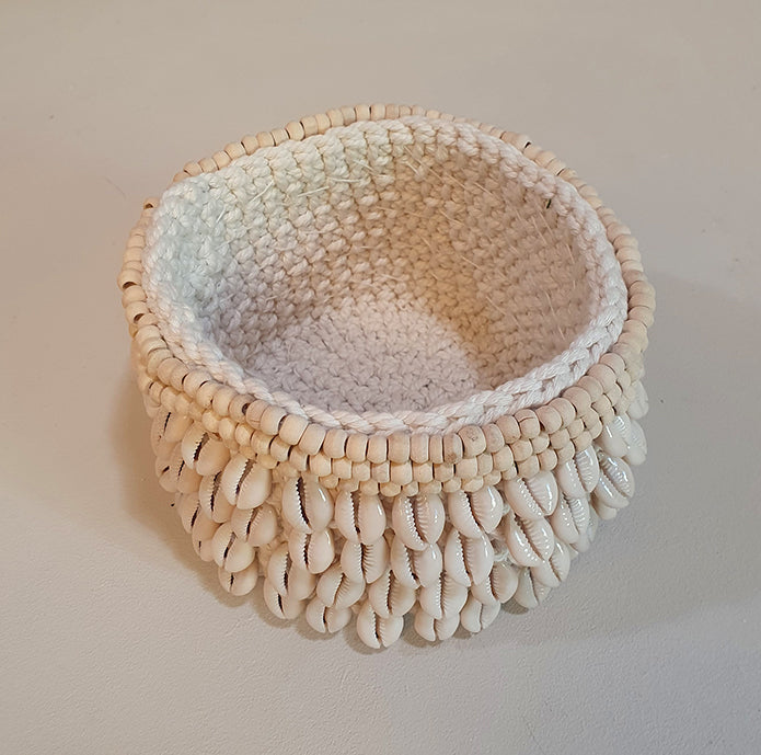 Mandjes macrame en schelp - crème